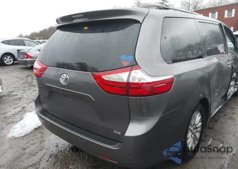 2015 Toyota Sienna Xle 8 Passenger z USA, uszkodzony, nr VIN 5TDYK3DC5FS633957